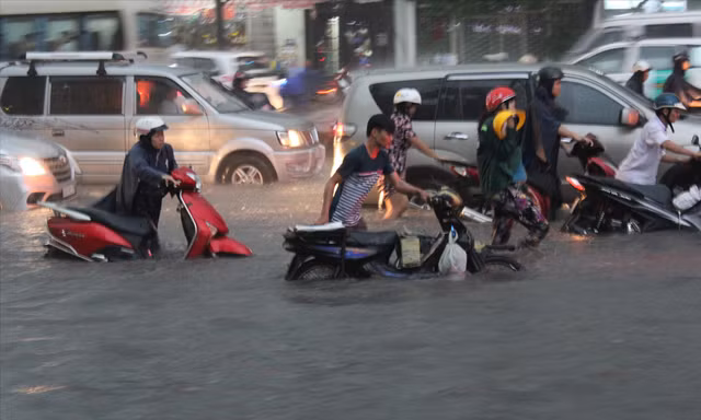 Đường Nguyễn Hữu Cảnh bị ngập nặng do lún và rác thải. Vừa qua, siêu máy bơm bị vô hiệu hóa bởi rác, xà bần gây nghẽn cống thoát nước