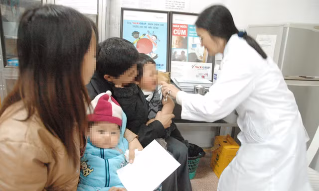 Tiêm phòng cho trẻ ở Hà Nội Ảnh: hồng vĩnh