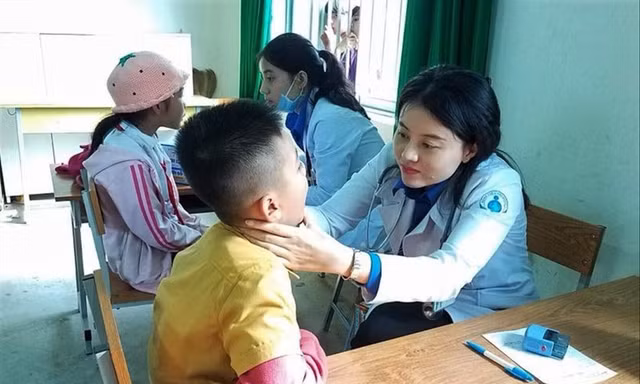 Bác sỹ Tố Uyên trong một lần tham gia khám chữa bệnh giúp bà con Ảnh: NVCC