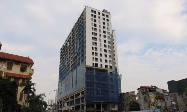 Tòa nhà 8B Lê Trực xây dựng sai phạm bị cắt nóc và tạm dừng thi công - Ảnh: Hồng vĩnh