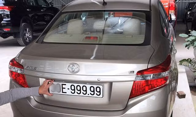 Ðề án thí điểm cấp biển số xe ô tô thông qua đấu giá (đấu giá biển số xe đẹp). Trong ảnh một biển số ngũ quý 9 Ảnh: Anh Tuấn