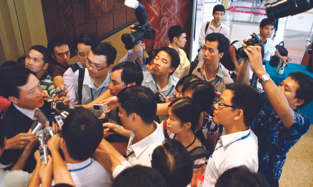 Phóng viên tác nghiệp bên lề Quốc hội. Ảnh: Hồng Vĩnh