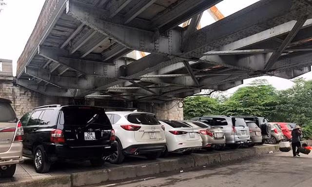 Ngoài xe máy, ô tô con, gầm cầu vượt Mai Dịch ngày 6/5 còn trông cả xe khách