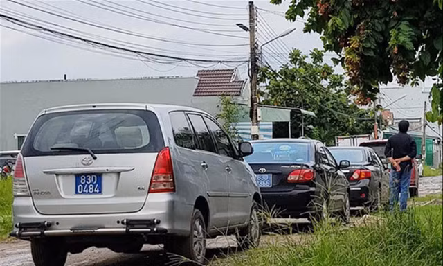 Nhiều xe biển xanh dự tiệc cưới con trai của bà Hồ Thị Cẩm Đào - Trưởng Ban Dân vận Tỉnh ủy Sóc Trăng