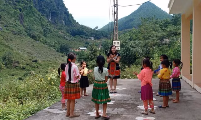 Cô giáo Phàng Thị Thúy và các em học sinh dân tộc Mông Ảnh: NVCC