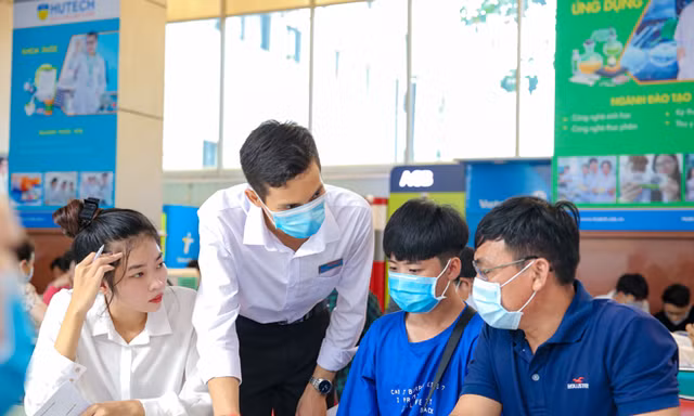 Thí sinh, phụ huynh nghe tư vấn tuyển sinh tại một trường đại học ở TPHCM. Ảnh: Nguyễn dũng