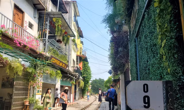 Xóm đường tàu bỗng vắng lặng trước lệnh cấm