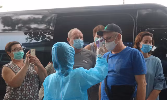 Kiểm soát phương tiện, đo thân nhiệt du khách trước khi vào TP Đà Nẵng ảnh: nguyễn Thành