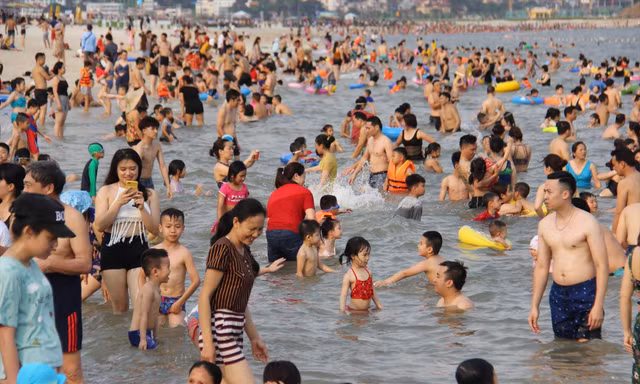Hàng nghìn người chen nhau tắm biển tại Bãi Cháy, Hạ Long Ảnh: Hoàng Dương