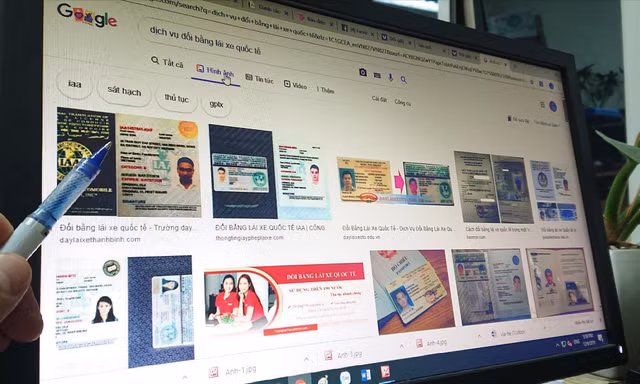 Nhiều cá nhân, đơn vị nhận làm dịch vụ cấp đổi GPLX quốc tế dù thủ tục này đã được áp dụng ở cấp độ 4, người dân có thể dễ dàng thực hiện. Ảnh: Sỹ Lực