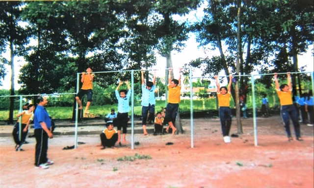 Các bộ xà đơn được ông Thanh lắp đặt tại trường học ở Khánh Hòa Ảnh: C.H