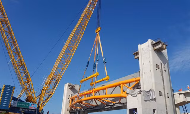 Lắp đặt cửa van cống ngăn triều Phú Xuân (huyện Nhà Bè) thuộc dự án "Giải quyết ngập do triều có xét đến biến đổi khí hậu - giai đoạn 1" Ảnh: Huy Thịnh