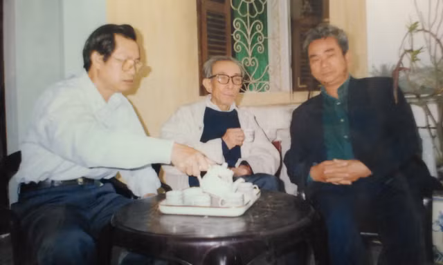 Tác giả bài viết (bìa trái) cùng nhà văn Kim Lân