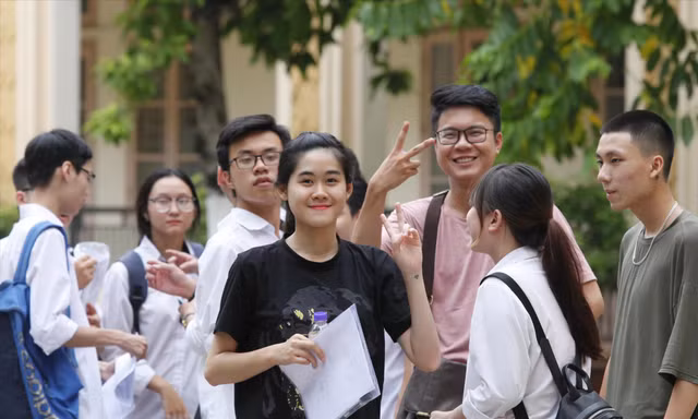 Đề thi THPT quốc gia năm nay nên đưa nội dung, kiến thức học online, truyền hình vào hay không đang có nhiều ý kiến khác nhau 