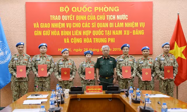 Thượng tướng Nguyễn Chí Vịnh trao quyết định của Chủ tịch nước cho 7 sĩ quan đi làm nhiệm vụ gìn giữ hoà bình Liên hợp quốc, sáng 28/6
