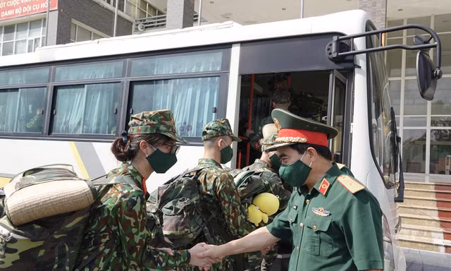 Lãnh đạo Học viện Quân y động viên học viên lên đường vào Nam chống dịch, sáng 21/8. Ảnh: Nguyễn Minh