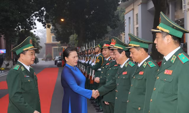 Các tướng lĩnh Bộ Quốc phòng và Bộ đội Biên phòng đón Chủ tịch Quốc hội Nguyễn Thị Kim Ngân vào sáng 14/1