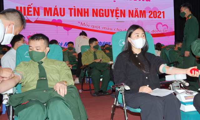 Gần 500 cán bộ, ĐVTN Trường Sĩ quan Phòng hóa đã cùng sôi nổi tham gia hiến máu, sáng 19/12 