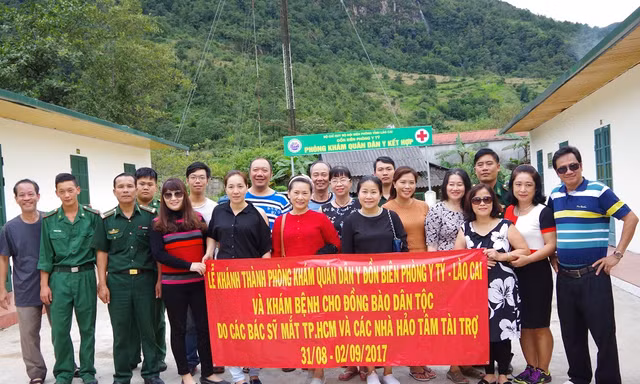 Đoàn y bác sĩ đến từ TPHCM tại lễ bàn giao phòng khám và trang thiết bị y tế cho Đồn biên phòng Y Tý