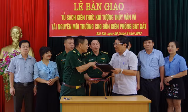 Trung tâm khí tượng thủy văn Quốc gia bàn giao tủ sách cho Đồn biên phòng Bát Xát