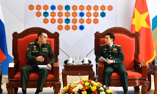 Bộ trưởng Quốc phòng Việt Nam (bên phải) và Thứ trưởng Quốc phòng Nga tại cuộc gặp, sáng 4/9. Ảnh: Tuấn Huy