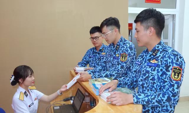 Thủy thủ tàu ngầm đọc sách trong lòng biển