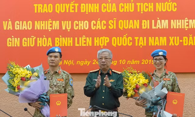 Thượng tướng Nguyễn Chí Vịnh trao Quyết định của Chủ tịch nước cho thượng tá Lê Ngọc Sơn và thiếu tá Nguyễn Thị Minh Phương, chiều 24/10