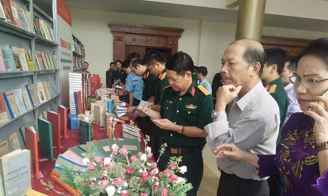 '100 năm chủ nghĩa xã hội hiện thực - Giá trị lý luận và thực tiễn'