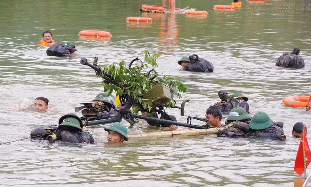 Phân đội súng máy phòng không 12,7mm thực hành vượt sông. Ảnh: Phong Quang