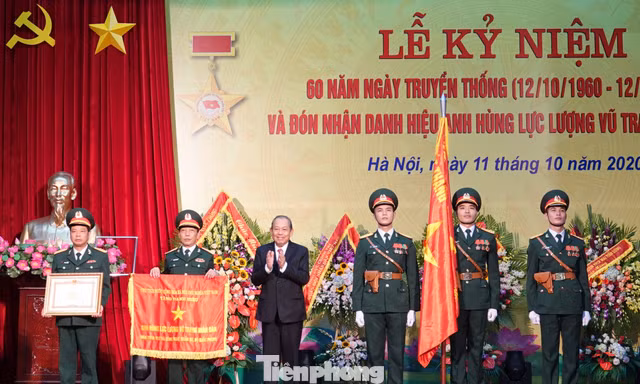 Phó Thủ tướng Thường trực Trương Hòa Bình trao tặng danh hiệu Anh hùng LLVTND cho Viện Khoa học và Công nghệ quân sự, sáng 11/10 