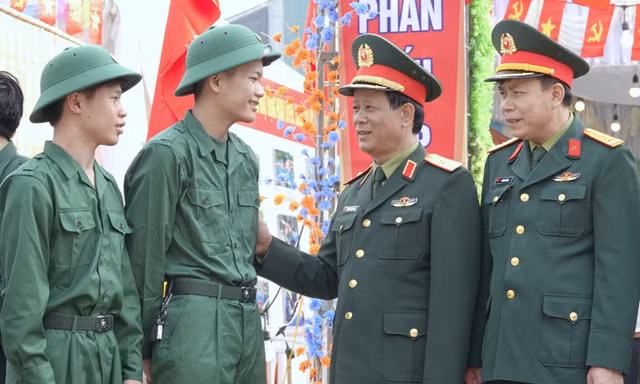 Rộn ràng ngày hội tòng quân, tiếp sức thanh niên Phủ Lý lên đường nhập ngũ 
