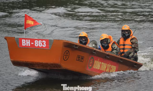 Xuồng trinh sát tham gia diễn tập