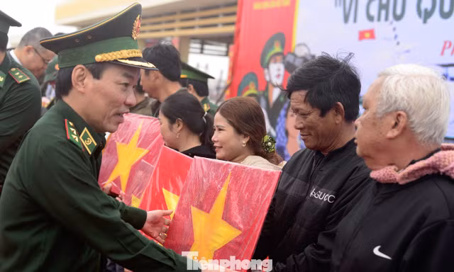 Trung tướng Đỗ Danh Vượng, Bí thư Đảng ủy, Chính ủy BĐBP tặng cờ Tổ quốc cho ngư dân Phú Yên, sáng 19/1
