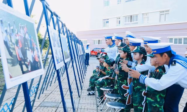 Rộn ràng tiếng cười trẻ thơ ở Trường Sa và căn cứ quân sự Cam Ranh 