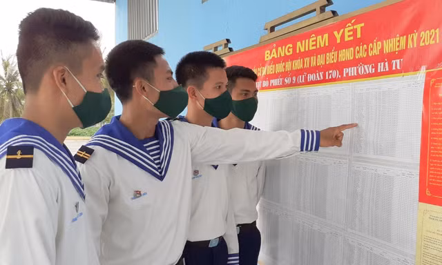 Đoàn viên Lữ đoàn 170 (Vùng 1 Hải quân) nghiên cứu tiểu sử các ứng cử viên trước khi bỏ phiếu lựa chọn các đại biểu tài đức 