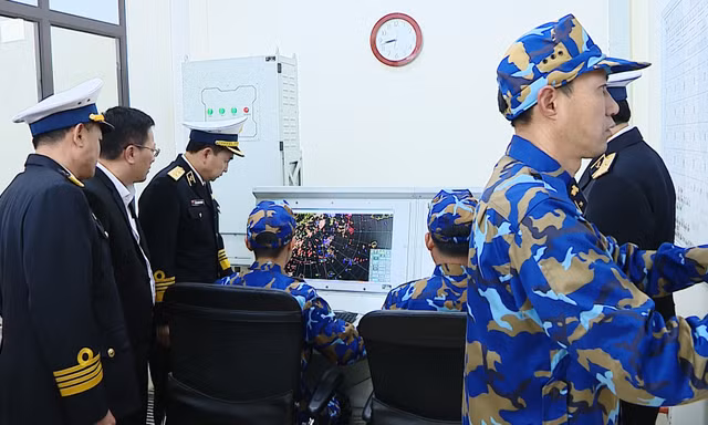 Tư lệnh Hải quân thị sát đảo Trần và Trạm ra đa 480