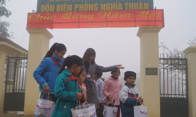 Nhiều em học sinh nghèo vượt khó học giỏi ở huyện Quản Bạ đã được đoàn công tác trao tặng áo ấm mới vào sáng 27/1