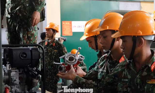 Bộ đội Hóa học đã phun rải gần 4 tấn hóa chất chống phát tán thủy ngân sau vụ cháy ở Rạng Đông, trong hai ngày 12 và 13/9. Ảnh: Nguyễn Minh