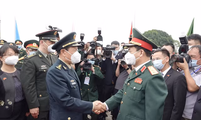 Bộ trưởng Quốc phòng Trung Quốc (bên trái) đón Bộ trưởng Quốc phòng Việt Nam sang Đông Hưng tham dự các hoạt động giao lưu, hội đàm, sáng 24/4. Ảnh: Nguyễn Minh 