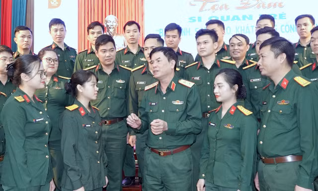 Nhiều sĩ quan trẻ có thành tích xuất sắc được thăng quân hàm trước thời hạn
