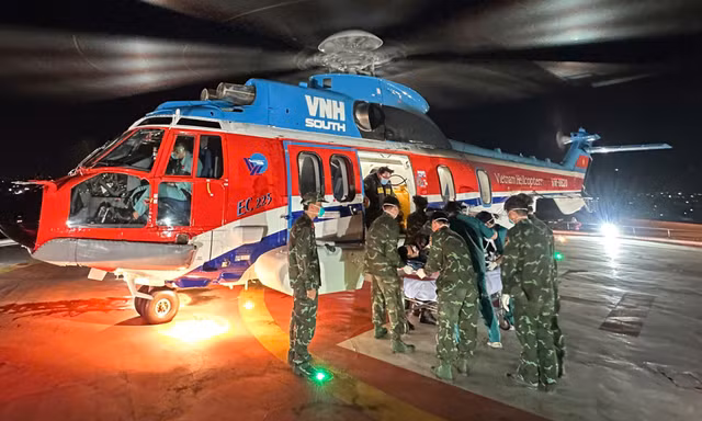 Quân đội điều trực thăng đưa quân nhân từ Trường Sa về đất liền cấp cứu