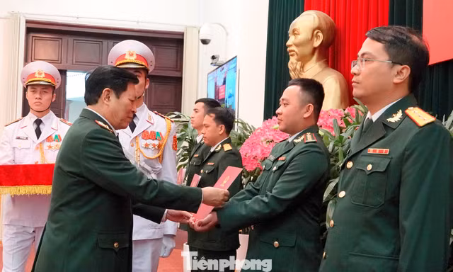 Đại tướng Ngô Xuân Lịch trao các Quyết định thăng quân hàm trước niên hạn, tuyển dụng quân nhân chuyên nghiệp cho 4 GMTTB