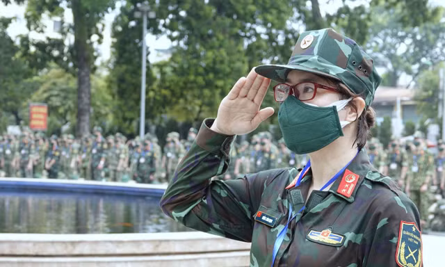 Cán bộ, học viên đoàn công tác hô vang quyết tâm trước khi lên đường vào Nam