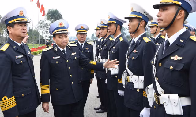 Tư lệnh Hải quân tiếp sức bộ đội diễu binh, diễu hành