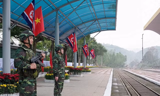 BĐBP Lạng Sơn canh giữ tại ga biên giới Đồng Đăng trong những ngày đón Chủ tịch Triều Tiên Kim Jong Un sang thăm chính thức Việt Nam và dự Hội nghị thượng đỉnh Mỹ - Triều lần thứ 2. Ảnh: PV