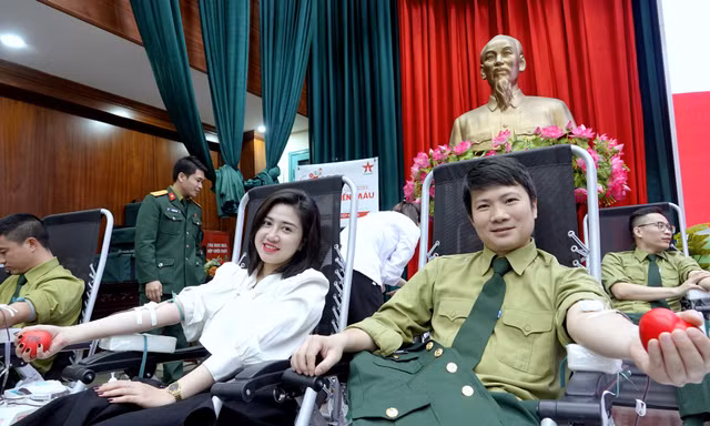 Tháng Ba trao giọt hồng yêu thương