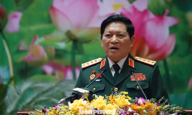 Đoàn đại biểu Đảng bộ Quân đội đi dự Đại hội đại biểu toàn quốc lần thứ XIII của Đảng ra mắt Đại hội, sáng 30/9