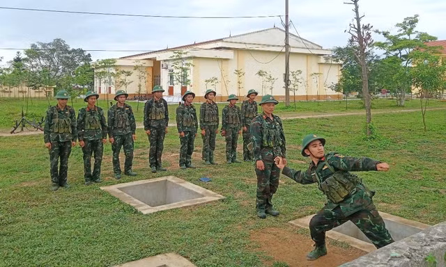 Chiến sĩ mới Trung đoàn Tu Vũ thi tài bắn súng, ném lựu đạn và đánh thuốc nổ 