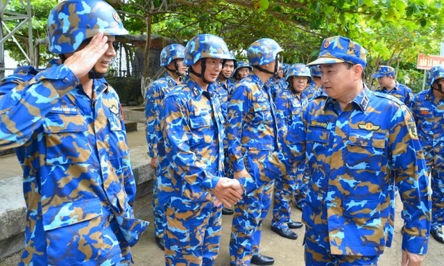Tư lệnh Hải quân kiểm tra bộ đội Trường Sa, tri ân các bậc tiền nhân