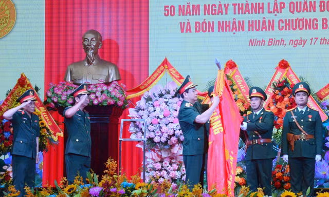 Bốn quân đoàn của Việt Nam được tổ chức lại thành hai quân đoàn